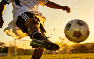 足球运动员在训练中射门的瞬间动作特写